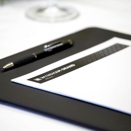 Hotel Wyndham Grand Ateny Zewnętrze zdjęcie A clipboard