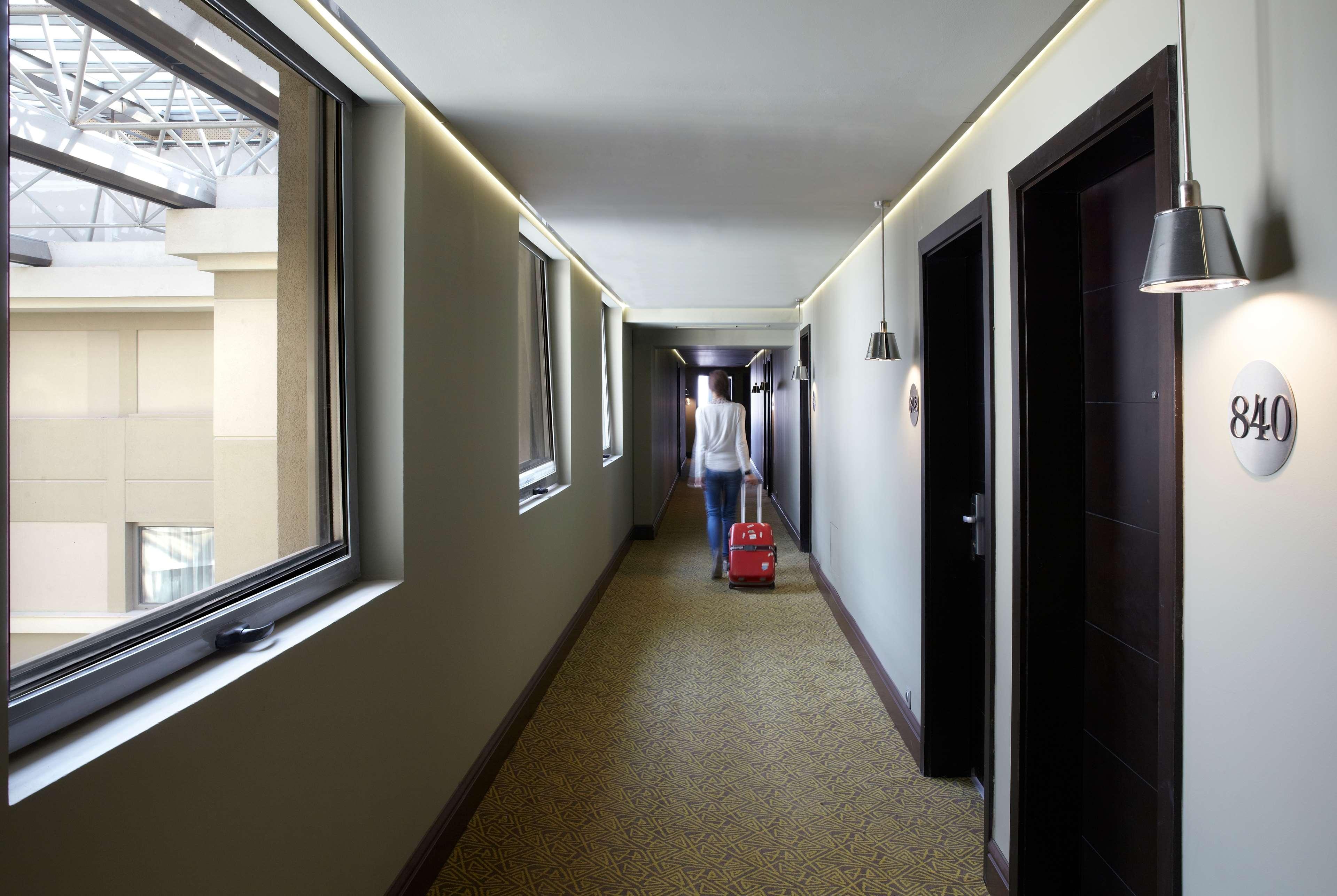 Hotel Wyndham Grand Ateny Zewnętrze zdjęcie A typical hotel corridor