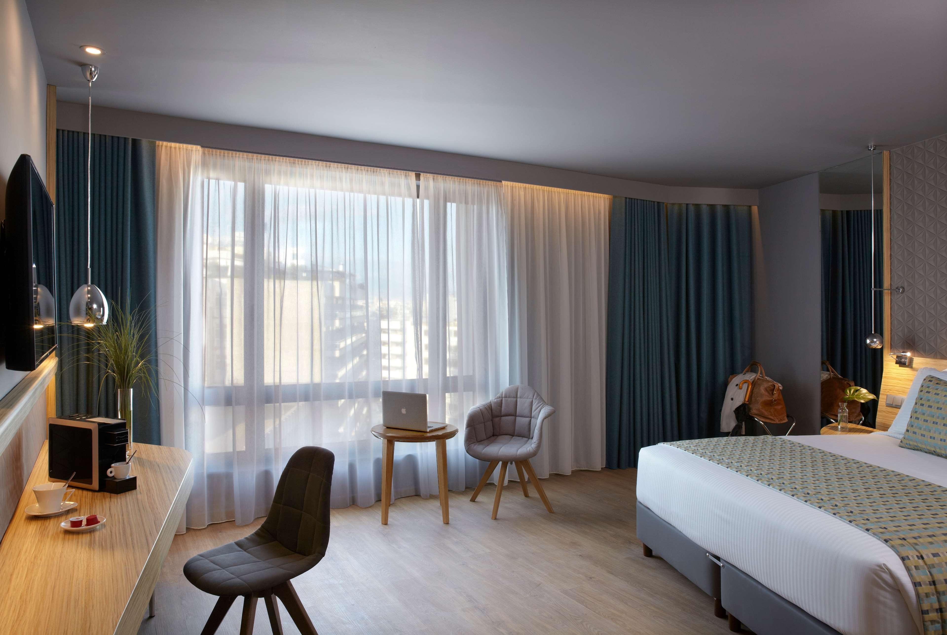 Hotel Wyndham Grand Ateny Zewnętrze zdjęcie A room at the hotel