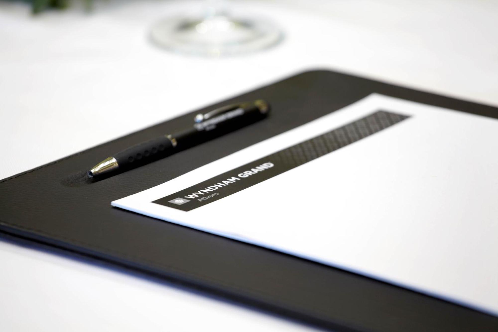 Hotel Wyndham Grand Ateny Zewnętrze zdjęcie A clipboard